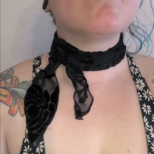 Velvet rose neck scarf